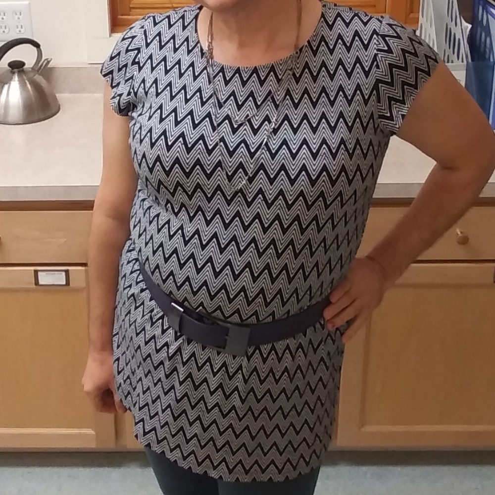 1x New York & Company black & white tunic top